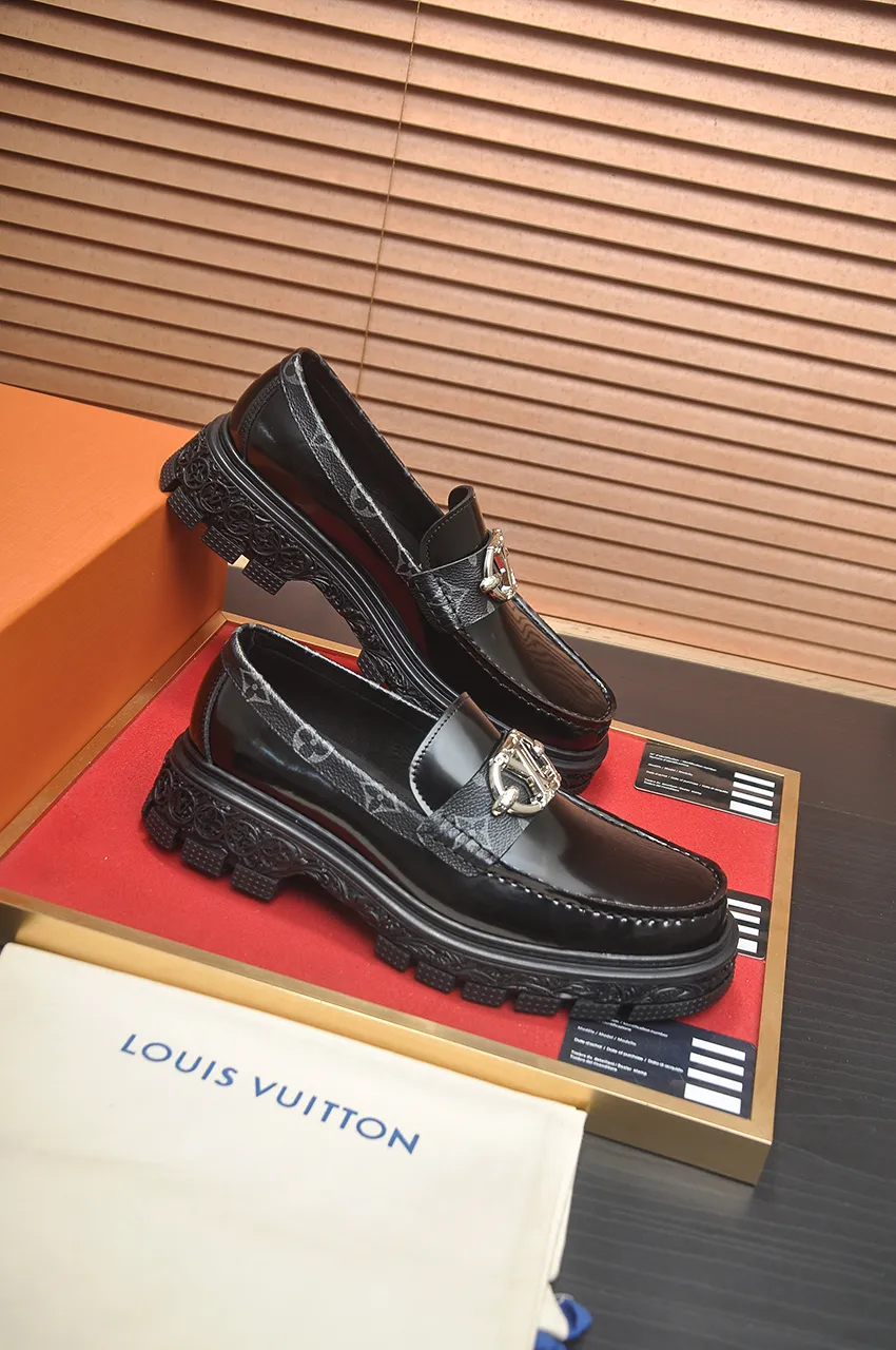 Men's men's shoes 💰760💶 [LV] (original single cowhide lining) 🍀LV's latest genuine leather business suit shoes are launched simultaneously on the official website. The first-layer cowhide imported from Italy is made of heavy gold, 💥official website 1:1 rubber outsole. Versatile to wear, high-end without losing class, and the color combination is extraordinary. This four-season style is alluring when worn on your feet, showing off your big-name flair. Standard code 39-44 (customized at 38.45)